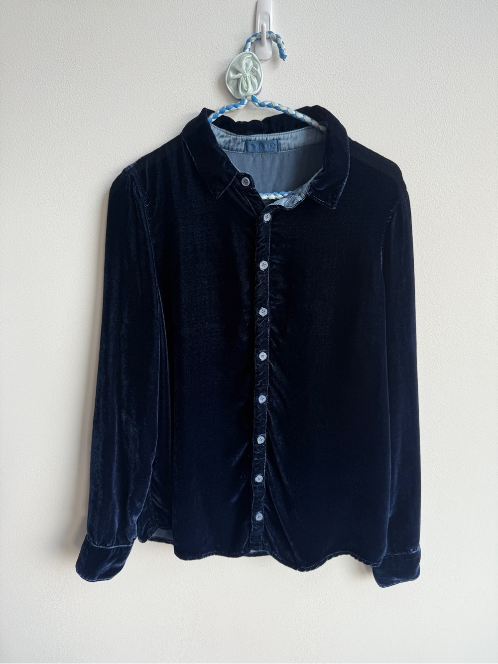 Vintage CP shades velvety top
Tagged as medium